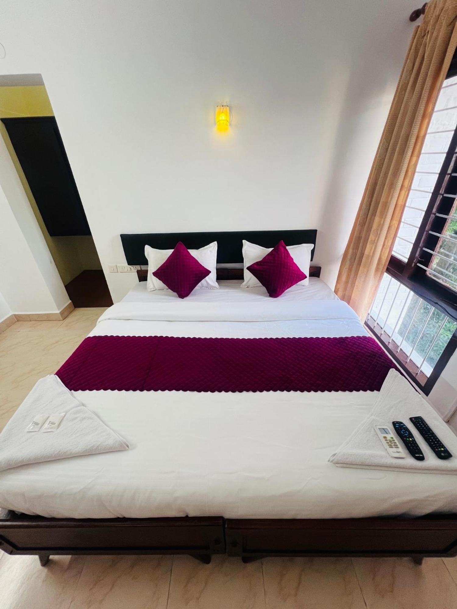 Hotel Sunday - Townhouse Club Airport Trivandrum Thiruvananthapuram Eksteriør billede