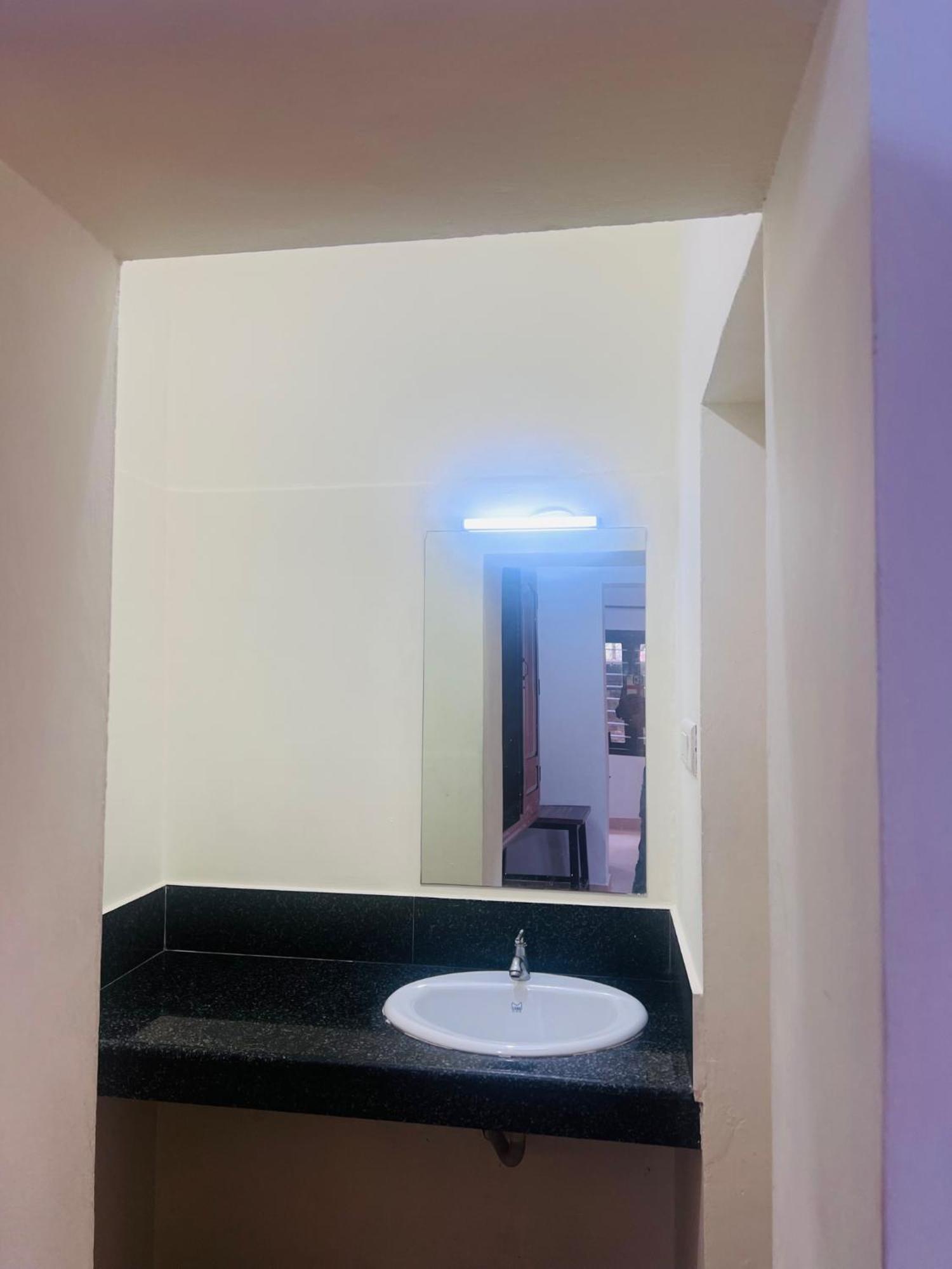 Hotel Sunday - Townhouse Club Airport Trivandrum Thiruvananthapuram Eksteriør billede