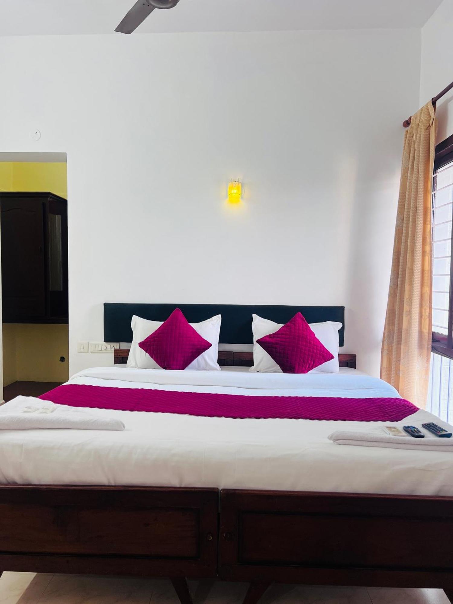 Hotel Sunday - Townhouse Club Airport Trivandrum Thiruvananthapuram Eksteriør billede